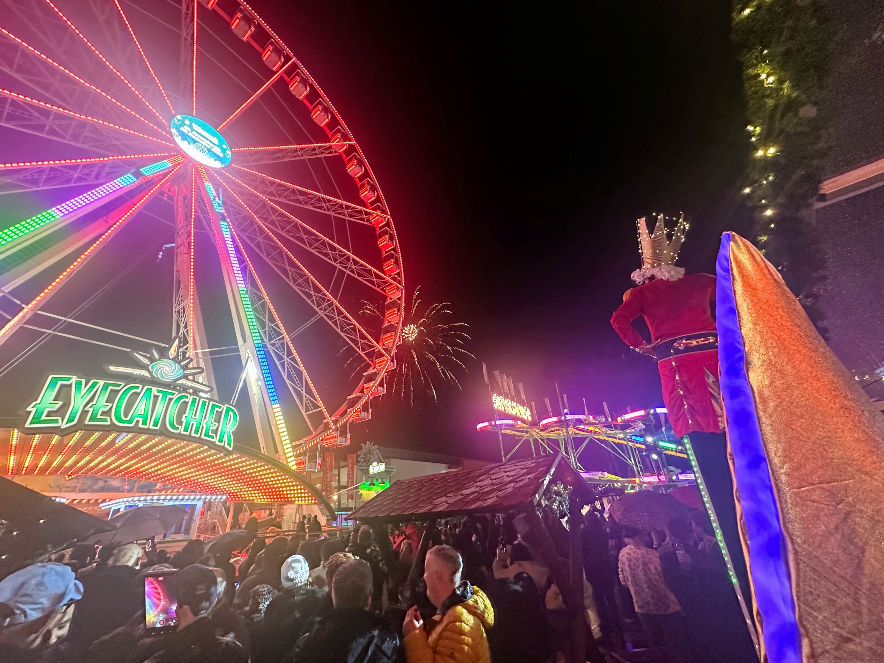 Eröffnungsfeuerwerk vor dem Riesenrad der Lichtenberger Winterzeit 2025 | BERLINboxx